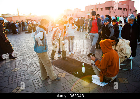 Marokkaner Straße spielen in Place Djemaa El Fna, dem berühmten Platz in Marrakesch, Marokko, Nordafrika, Afrika Stockfoto