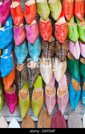 Bunte Babouche zum Verkauf in Thesouks in der alten Medina, Place Djemaa El Fna, Marrakesch, Marokko, Nordafrika, Afrika Stockfoto