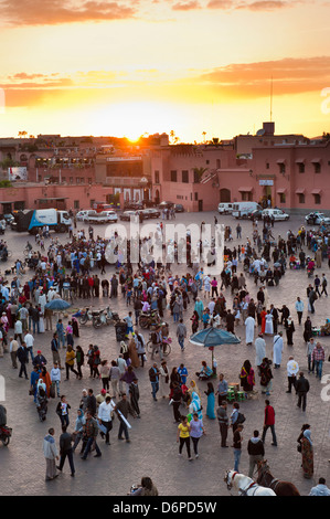 Blick über Menschen in den Platz Djemaa el Fna bei Sonnenuntergang, Marrakesch, Marokko, Nordafrika, Afrika Stockfoto