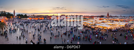 Stände mit Essen, der Menschen und der Koutoubia-Moschee bei Sonnenuntergang, Platz Djemaa el Fna, Marrakesch, Marokko, Nordafrika, Afrika Stockfoto