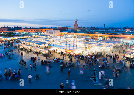 Essensstände in Place Djemaa El Fna bei Nacht, Marrakesch, Marokko, Nordafrika, Afrika Stockfoto