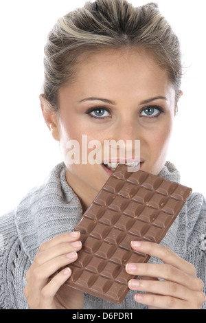 Frau essen Schokolade Bar Stockfoto