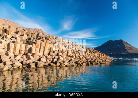 Säulenförmigen Basalt, Vikingbukta (Viking Bay), Scoresbysund, Nordostgrönland, Polarregionen Stockfoto