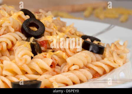 Pasta mit Tomaten, Knoblauch und schwarzen Oliven Stockfoto