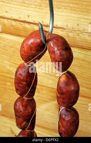 Zeichenfolge der spanischen Chorizo Wurst hängend von einem Fleischhaken, Spanien, West-Europa. Stockfoto