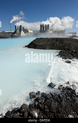 Svartsengi Geothermie-Kraftwerk in Island. Schwerpunkt liegt auf der Forground. Stockfoto