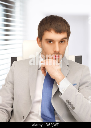 Jungunternehmer im Stuhl sitzen Stockfoto