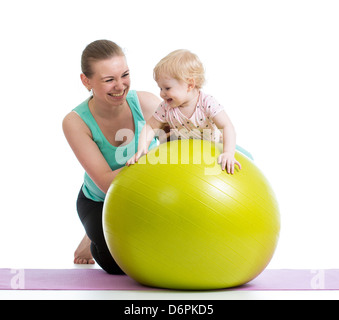 Mutter mit Baby auf Fitness-Ball Turnen Stockfoto