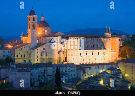 Palazzo Ducale bei Nacht, Urbino, Le Marche, Italien, Europa Stockfoto