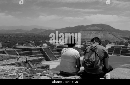 paar auf die Mond-Pyramide in Teotihuacan, Mexiko Stockfoto