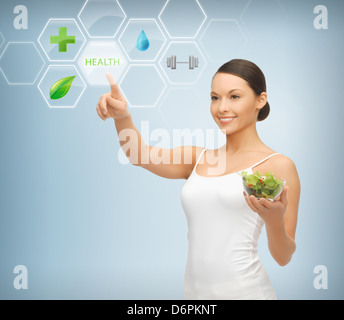 Frau mit Salat und virtuellen Bildschirm Stockfoto