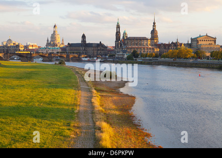 Historischen Zentrum von Dresden und die Elbe bei Sonnenuntergang, Sachsen, Deutschland, Europa Stockfoto