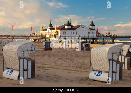 Strandkörbe und dem alten Pier in Ahlbeck auf der Insel Usedom, Ostseeküste, Mecklenburg-Vorpommern, Deutschland, Europa Stockfoto