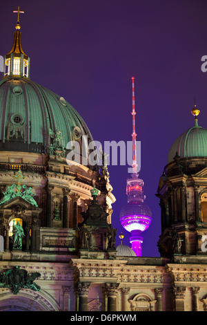 Nahaufnahme von der Berliner Dom (Kathedrale) mit dem Fernsehturm im Hintergrund bei Nacht, Berlin, Deutschland, Europa Stockfoto