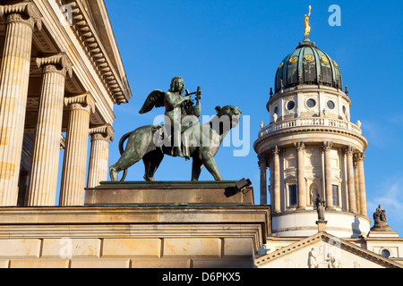 Skulptur von Tieck mit Theater und Franzosisch (Französisch) Kirche im Hintergrund, Gendarmenmarkt, Berlin, Deutschland, Europa Stockfoto