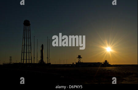 Orbital Sciences Corporation Antares Rakete bereitet abheben bei Sonnenaufgang von der Mid-Atlantic Regional Spaceport Startrampe-0A bei der NASA Wallops Flight Facility 21. April 2013 in Wallops, Virginia. Orbital Sciences Corporation hofft, der zweite kommerzielle Betreiber für Raketen, die internationale Raumstation ISS zu versorgen werden. Stockfoto