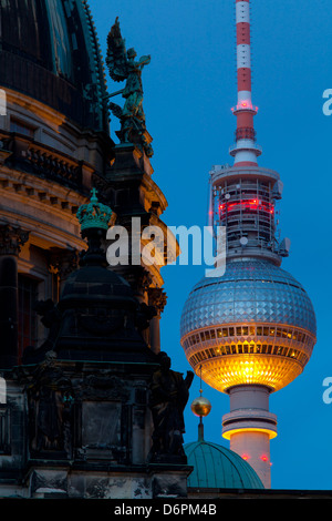 Nahaufnahme von der Berliner Dom (Kathedrale) mit dem Fernsehturm im Hintergrund bei Nacht, Berlin, Deutschland, Europa Stockfoto