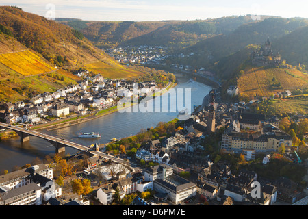 Blick über Cochem und die Mosel im Herbst, Cochem, Rheinland-Pfalz (Rheinland-Pfalz), Deutschland, Europa Stockfoto