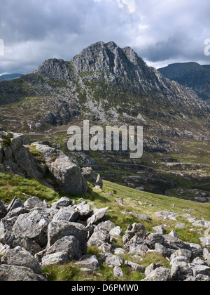 Die Ostwand des Tryfan betrachtet über Cwm Tryfan von Ridge Braich y Ddeugwm in Snowdonia Glyderau Bergen. Stockfoto