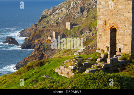 Verlassene Tin Mine in der Nähe von Botallack, UNESCO-Weltkulturerbe und Felsküste, Cornwall, England, Vereinigtes Königreich, Europa Stockfoto