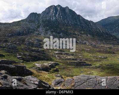 Die Ostwand des Tryfan betrachtet über Cwm Tryfan von Ridge Braich y Ddeugwm in Snowdonia Glyderau Bergen. Stockfoto