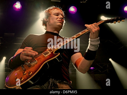 Matt Roberts von 3 Doors Down führen im Konzert in Manchester Academy. Manchester, England - 11.03.12 Stockfoto