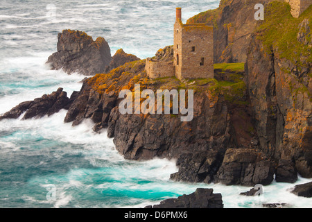 Verlassene Tin Mine in der Nähe von Botallack, UNESCO-Weltkulturerbe und Felsküste, Cornwall, England, Vereinigtes Königreich, Europa Stockfoto