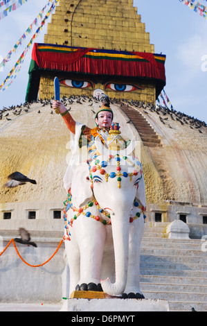 Elefanten-Statue in Boudha Stupa (Chorten Chempo), Boudhanath, Kathmandu, Nepal, Asien Stockfoto