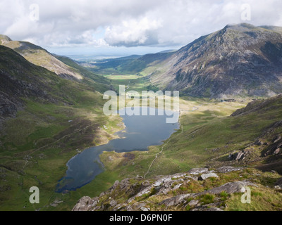 Blick über Cwm Idwal & Llyn Idwal, Stift yr Ole Wen und die Nant Ffrancon von Glyder Fawr in Snowdonia Y Glyderau Bergen Stockfoto