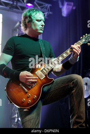 Matt Roberts von 3 Doors Down führen im Konzert in Manchester Academy. Manchester, England - 11.03.12 Stockfoto