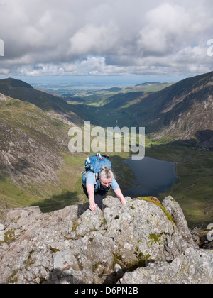 Ein Scrambler auf der Senioren Ridge Glyder Fawr in Snowdonia Y Glyderau Bergen. Llyn Idwal & Nant Ffrancon unten. Stockfoto