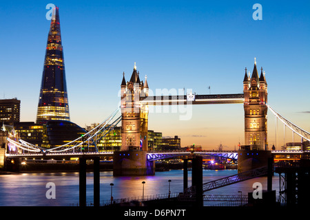 Die Scherbe und Tower Bridge bei Nacht, London, England, Vereinigtes Königreich, Europa Stockfoto