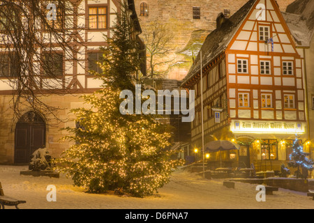 Weihnachtsbaum beleuchtet in der Nacht im historischen Zentrum von Nürnberg, Deutschland, Europa Stockfoto