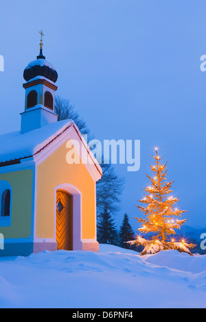 Kapelle mit Weihnachtsbaum im Winter in der Nähe von Krun, Garmisch-Partenkirchen, Bayern, Deutschland, Europa Stockfoto