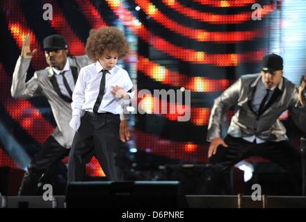 Vielfalt Michael Forever: Michael Jackson Tribute Konzert in Cardiff Millenium Stadium. Cardiff, Wales - 08.10.11 Stockfoto