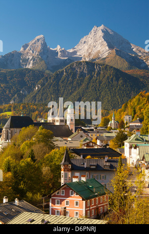 Blick auf Berchtesgaden im Herbst mit dem Watzmann-Berg im Hintergrund, Berchtesgaden, Bayern, Deutschland, Europa Stockfoto