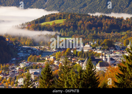 Blick über Berchtesgaden in Herbst, Berchtesgaden, Bayern, Deutschland, Europa Stockfoto