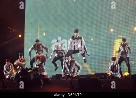 Vielfalt Michael Forever: Michael Jackson Tribute Konzert in Cardiff Millenium Stadium. Cardiff, Wales - 08.10.11 Stockfoto
