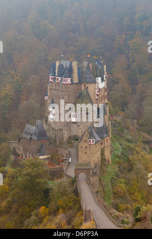 Burg Eltz in Herbst, Rheinland-Pfalz, Deutschland, Europa Stockfoto