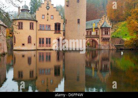 Schloss (Burg) Mespelbrunn im Herbst, in der Nähe von Frankfurt am Main, Deutschland, Europa Stockfoto