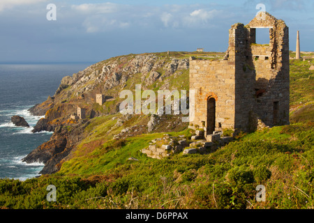 Verlassene Tin Mine in der Nähe von Botallack, UNESCO-Weltkulturerbe und Felsküste, Cornwall, England, Vereinigtes Königreich, Europa Stockfoto