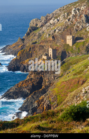 Verlassene Tin Mine in der Nähe von Botallack, UNESCO-Weltkulturerbe und Felsküste, Cornwall, England, Vereinigtes Königreich, Europa Stockfoto