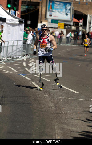 Richard Whitehead, britische WM und Olympia Champion Blade Runner im Wettbewerb mit den 2013-London-marathon Stockfoto