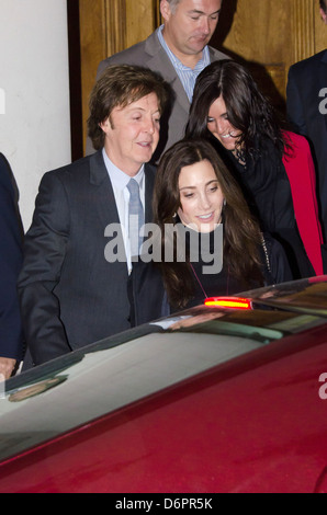 Sir Paul McCartney und Nancy Shevell sind außerhalb einer Synagoge in der Nähe von seinem Londoner Heimat London, England - 08.10.11 gesehen, Stockfoto