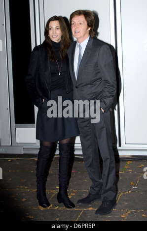 Sir Paul McCartney und Nancy Shevell sind außerhalb einer Synagoge in der Nähe von seinem Londoner Heimat London, England - 08.10.11 gesehen, Stockfoto