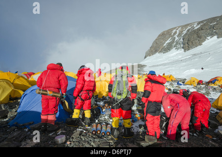 Sherpas am Mount Everest Südsattel (8000 m), Solu Khumbu-Everest-Region, Sagarmatha Nationalpark, Himalaya, Nepal, Asien Stockfoto