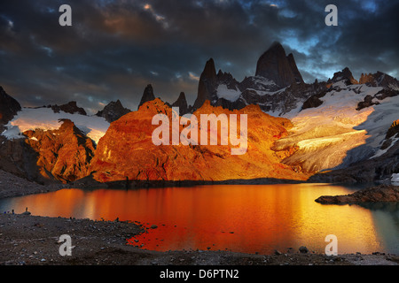 Laguna de Los Tres und Mount Fitz Roy, dramatische Sonnenaufgang, Patagonien, Argentinien Stockfoto