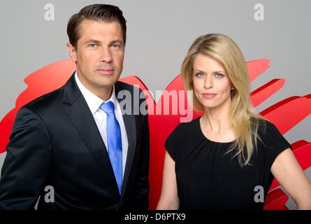 Schauspieler Wolfram Kotaska (als Ansgar von Lahnstein) und Miriam Lahnstein (als Tanja von Lahnstein) von der deutschen Seifenoper "Verbotene Liebe" (beleuchtet: Verbotene Liebe) posieren für Fotografen in Hamburg, Deutschland, 22. April 2013. Die Serie feiert seinen 18. Geburtstag im Jahr 2013. Foto: Sven Hoppe Stockfoto