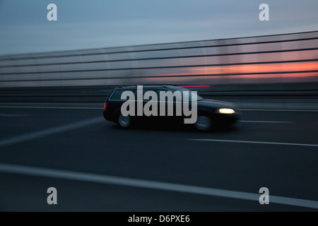 Wroclaw, Polen, Innerstaedtischer neues Auto auf der Autobahn Stockfoto