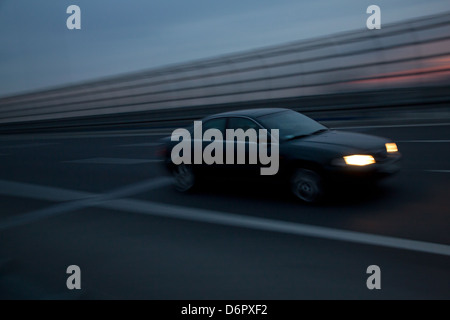 Wroclaw, Polen, Innerstaedtischer neues Auto auf der Autobahn Stockfoto